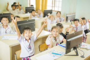Niềm vui của các em học sinh  trường Tiểu học Nguyễn Viết Xuân thuộc xã Ea Rốk, huyện Ea Súp, tỉnh Đắk Lắk khi đón nhận sự hộ trợ từ Epson. 