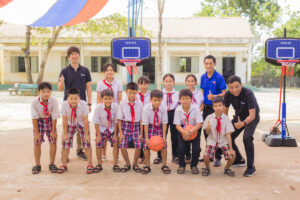 Trong đợt này, Epson Việt Nam cũng  dxa94 trao tặng các dụng cụ hỗ trợ đào tạo nâng cao thể chất và sức khỏe dành cho học sinh như bóng rổ, vợt cầu lông…